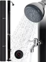 Arebos Solardusche 20 Liter | 228 cm | integrierter Thermometer & Fußdusche | Schwarz | bis 60°C | mit Gartenschlauch-Anschluss & Aquastop Funktion | inkl. Montagematerial & Abdeckhaube