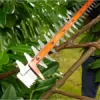 Black+Decker Elektro-Heckenschere (600W, 60 cm Schwertlänge, 25 mm Schnittstärke, Bügel-Zweithandgriff und transparentem Handschutz, für große Hecken) BEHTS501 - Image 9