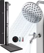 Arebos Solardusche 35L & Bodenplatte in Anthrazit | inklusive Abdeckhaube | mit integriertem Thermometer & Fußdusche | mit Gartenschlauch-Anschluss | Wassertemperatur bis 60°C | Silber-Schwarz