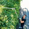 Scheppach Elektro Heckenschere TPH900 Gartenschere | ideal für hohe Hecken und Sträucher | gehärtetes Stahlschwert | 900W Leistung | Schnitt 15mm - Image 6